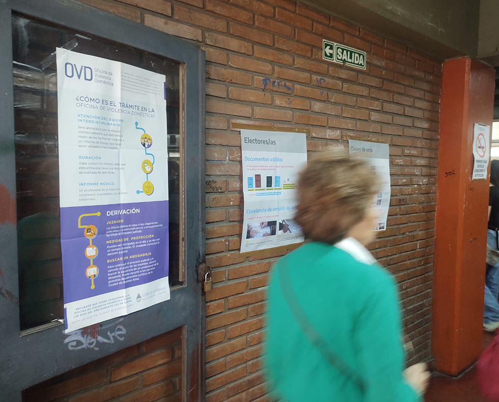 Afiche de la OVD en un comicio